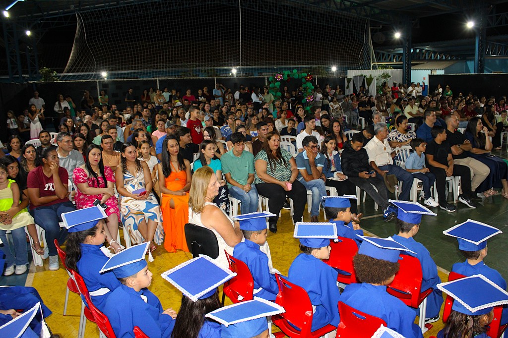 APÓS FORMATURA, 64 ALUNOS DEIXAM ENSINO INFANTIL PARA DAR INÍCIO AO FUNDAMENTAL