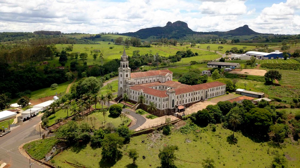 CLARAVAL COMEMORA 72 ANOS COM BOLO NA PRAÇA, MISSA E SHOWS SERTANEJOS GRATUITOS