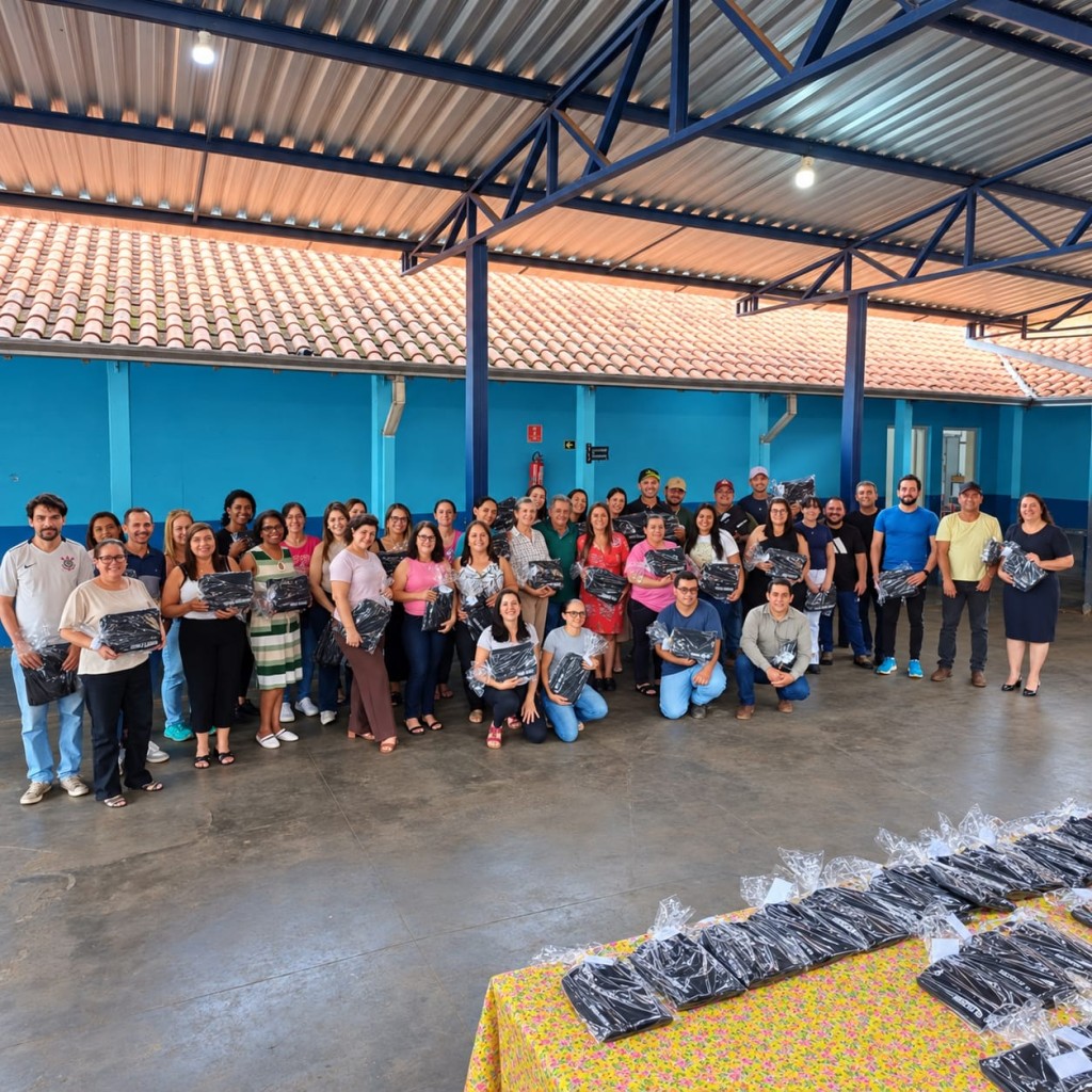 PREFEITO ZÉ REINALDO HOMENAGEIA SERVIDORES MUNICIPAIS DE CLARAVAL COM ENTREGA DE PRESENTES