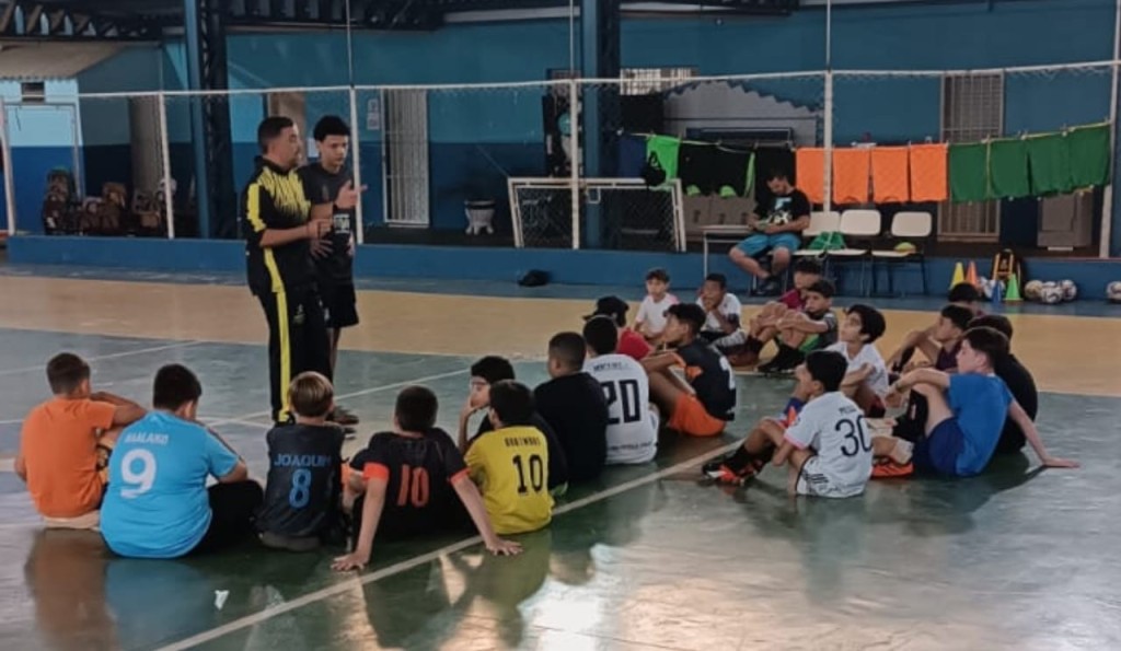 ALUNOS DA ESCOLINHA DE FUTSAL DE CLARAVAL SÃO INTEGRADOS AO PROJETO “BOM DE NOTA, BOM DE BOLA”