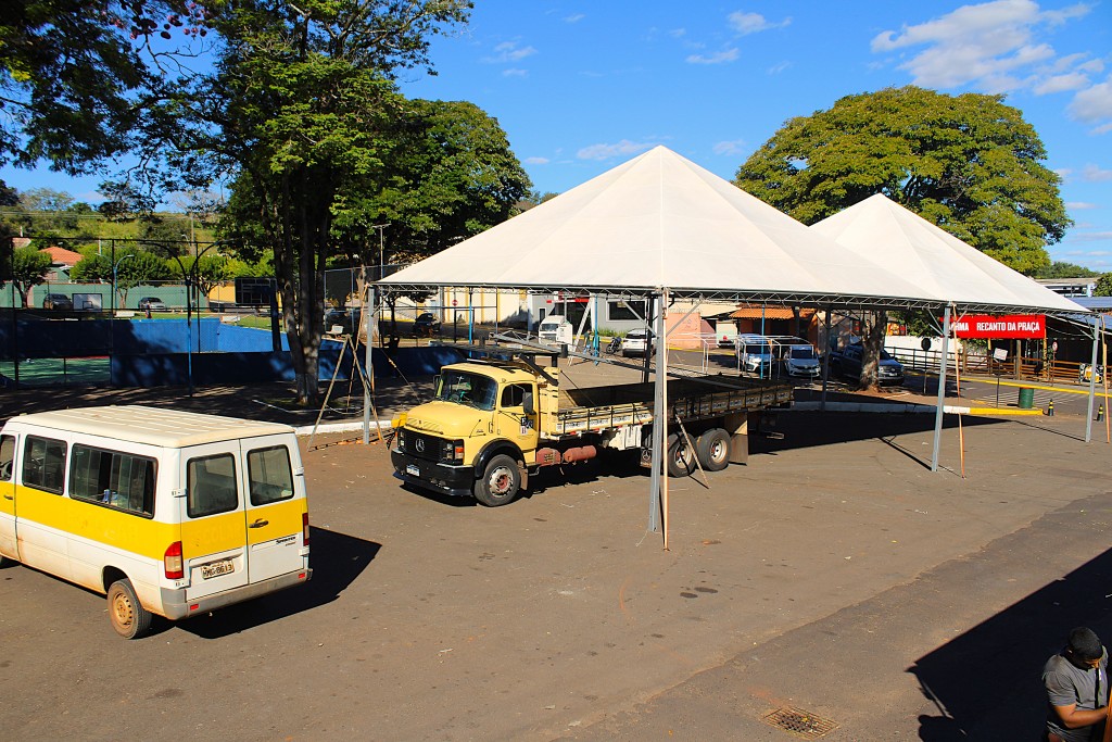MONTAGEM DO MAIOR ARRAIÁ DA REGIÃO MOVIMENTA O CENTRO DE CLARAVAL NESTA QUARTA-FEIRA (1º)