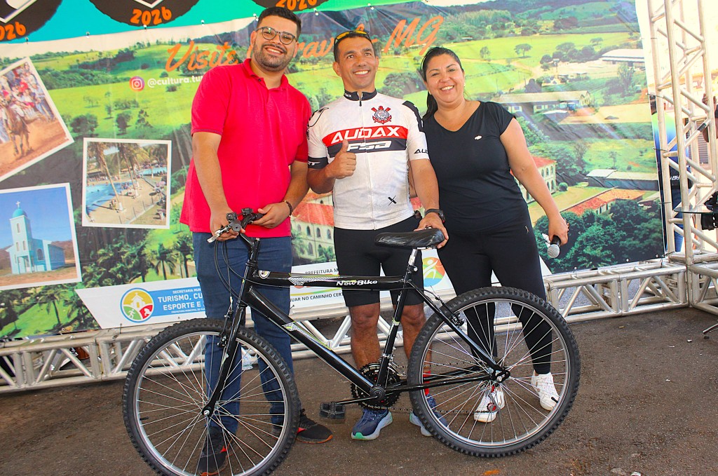 PASSEIO CICLÍSTICO BENEFICIA 70 ALUNOS DA CASA DA SOPA, PREMIA EQUIPES E SORTEIA UMA BICICLETA EM CLARAVAL