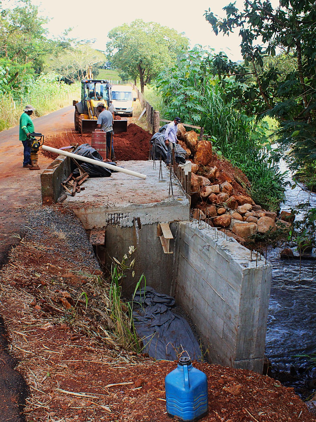 CHUVAS E ADEQUAÇÕES AMBIENTAIS ADIAM ENTREGA DA AMPLIAÇÃO DA PONTE NA ESTRADA DOS ANDRADES