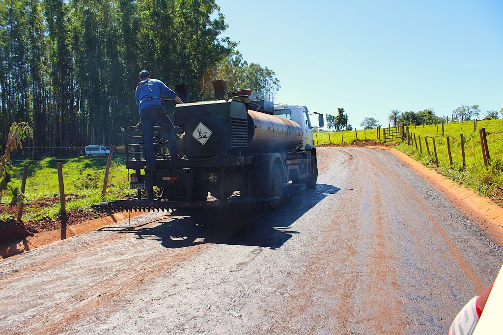 EMPRESA INICIA APLICAÇÃO DA EMULSÃO ASFÁLTICA NA ESTRADA DOS ANDRADES 