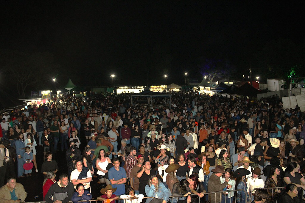 PÚBLICO LOTA ESPAÇO E TRANSFORMA NOITE EM ESPETÁCULO À PARTE 