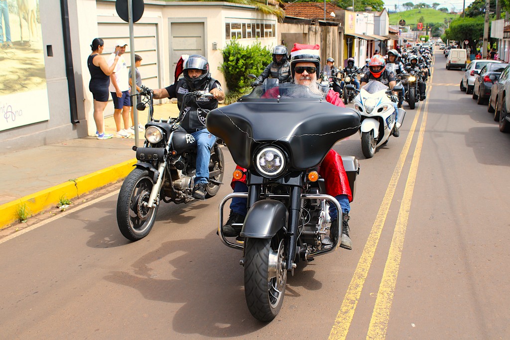 CENTENAS DE PESSOAS PARTICIPAM DO NATAL INSANOS EM CLARAVAL