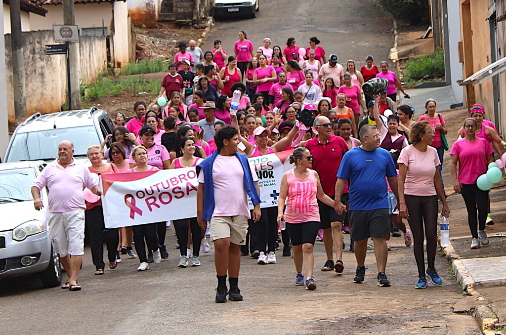 CAMINHADA DO OUTUBRO ROSA REÚNE CERCA DE 200 PARTICIPANTES EM CLARAVAL