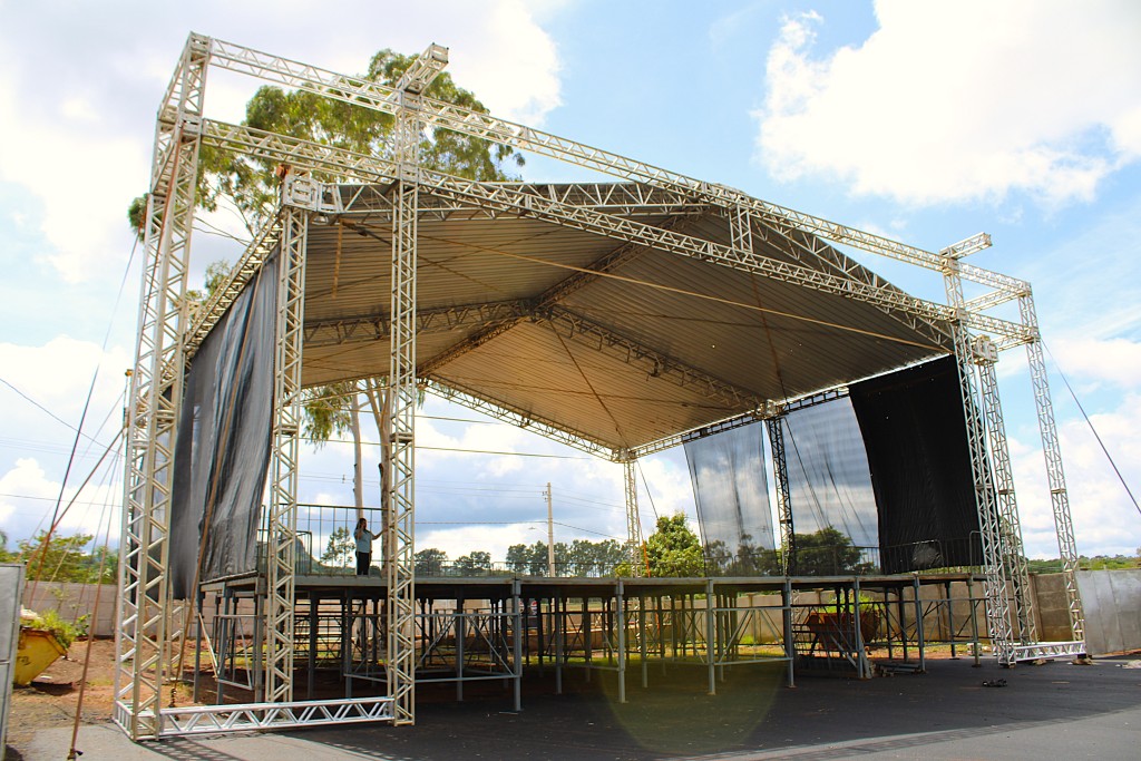 MEGA ESTRUTURA ESTÁ SENDO MONTADA PARA RECEBER DOIS DIAS DE SHOWS GRATUITOS NO ANIVERSÁRIO DE CLARAVAL
