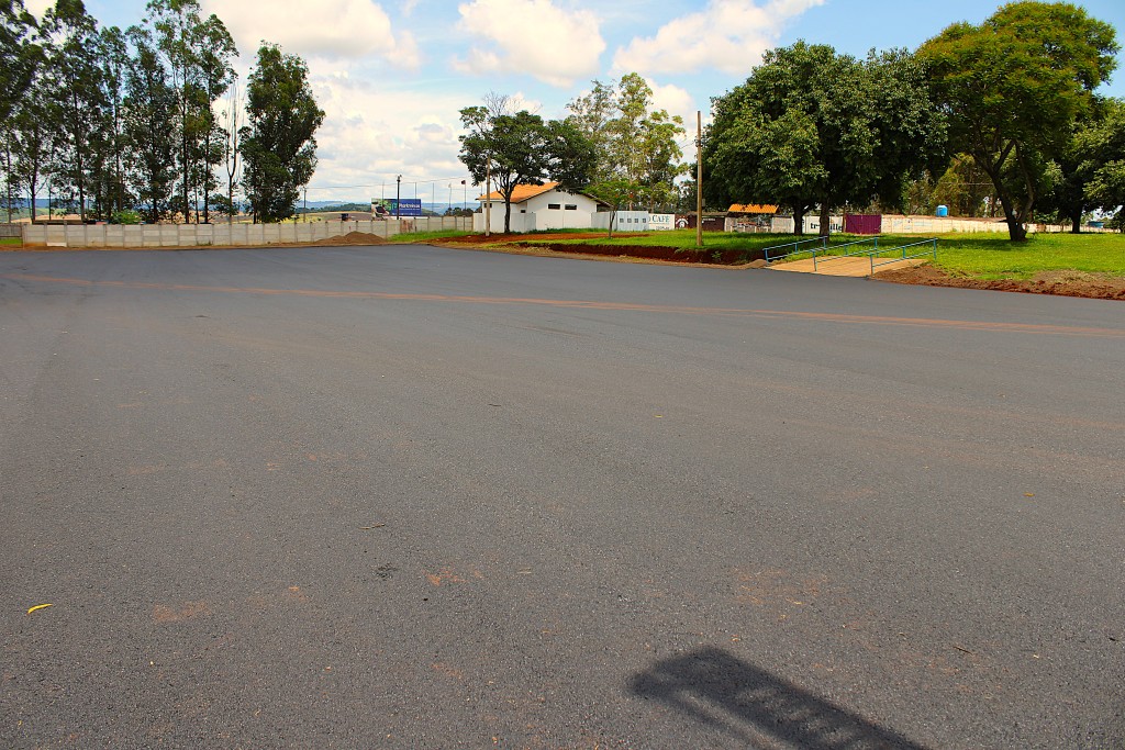 ÁREA DE SHOW ASFALTADA NO PARQUE DE EXPOSIÇÕES ESTÁ PRONTA PRA RECEBER ATÉ 12 MIL PESSOAS POR DIA 